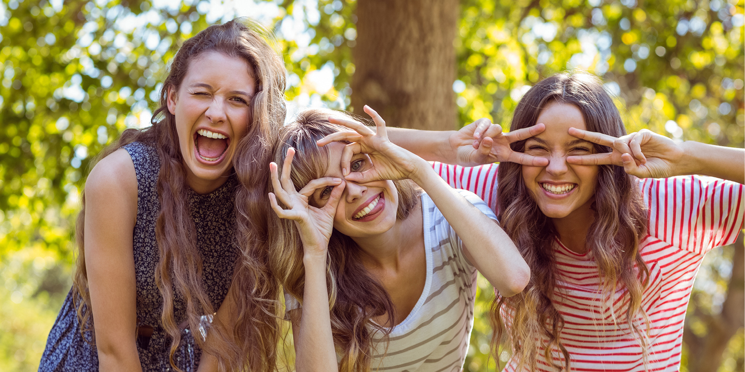 Headerbild_Ausbildung Das Bild zeigt drei junge Frauen die mit viel Spass und lustigen Gesten in die Kamera schauen
